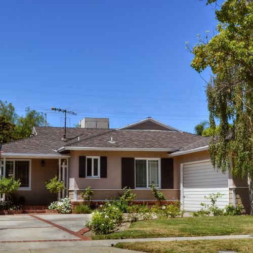 Modern,Custom,Made,Houses,And,Estates,With,Nicely,Landscaped,Front